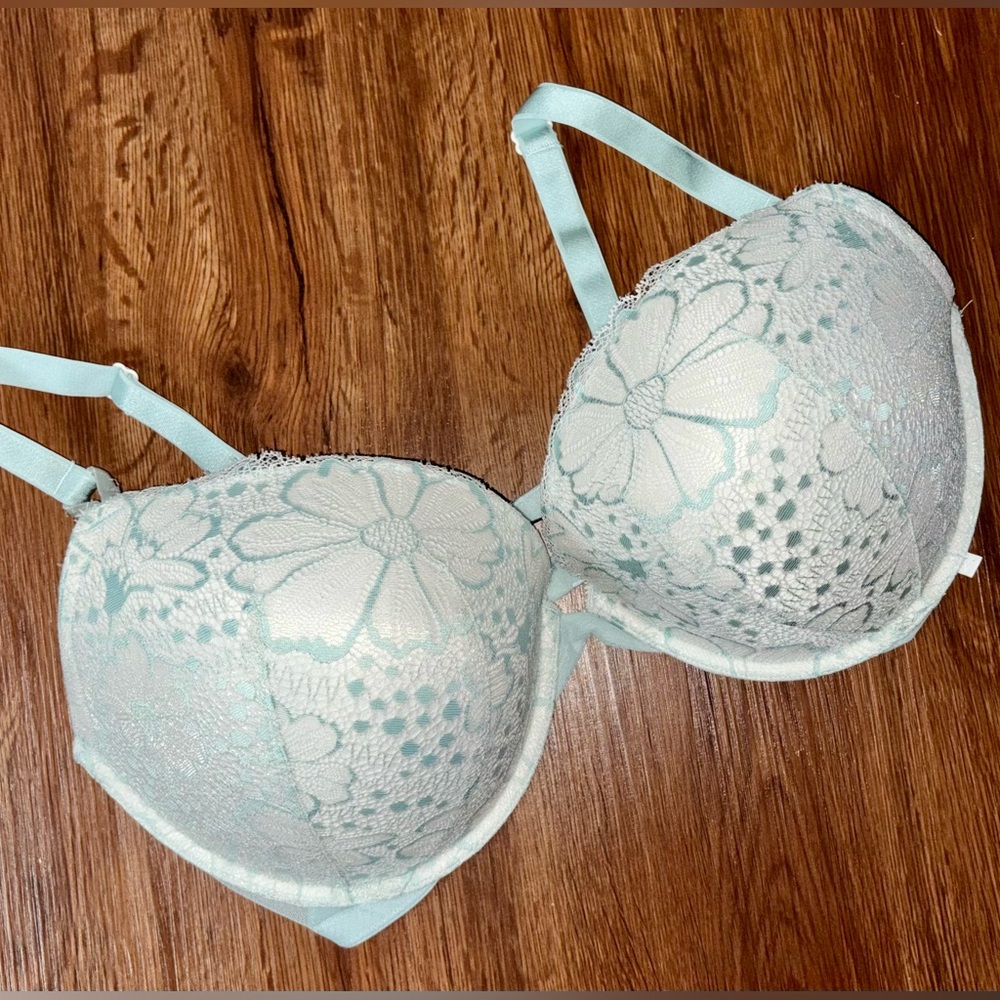 Victoria's Secret White Lace Underwire Bra
